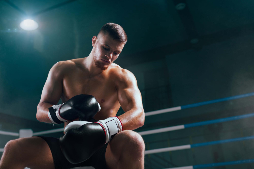 mężczyzna kończy swój trening kickboxingu po 60-90 minutach