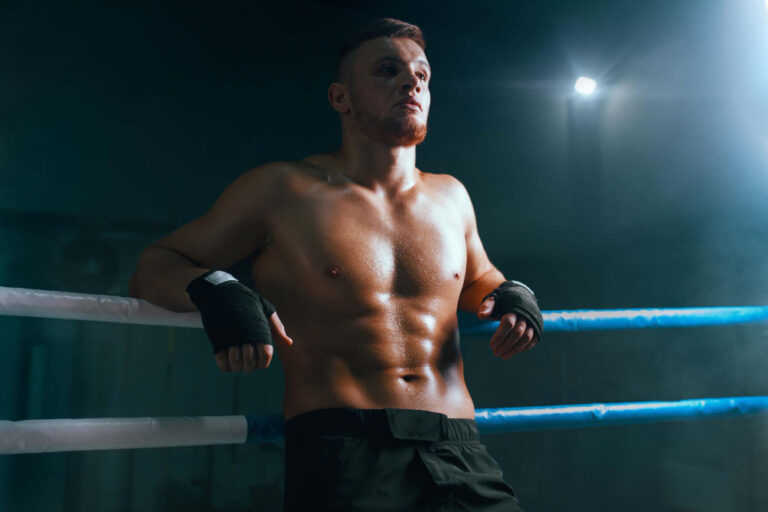 mężczyzna zastanawia się skąd pochodzi kickboxing